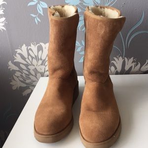 Size 9 women’s camel color UGG boots.